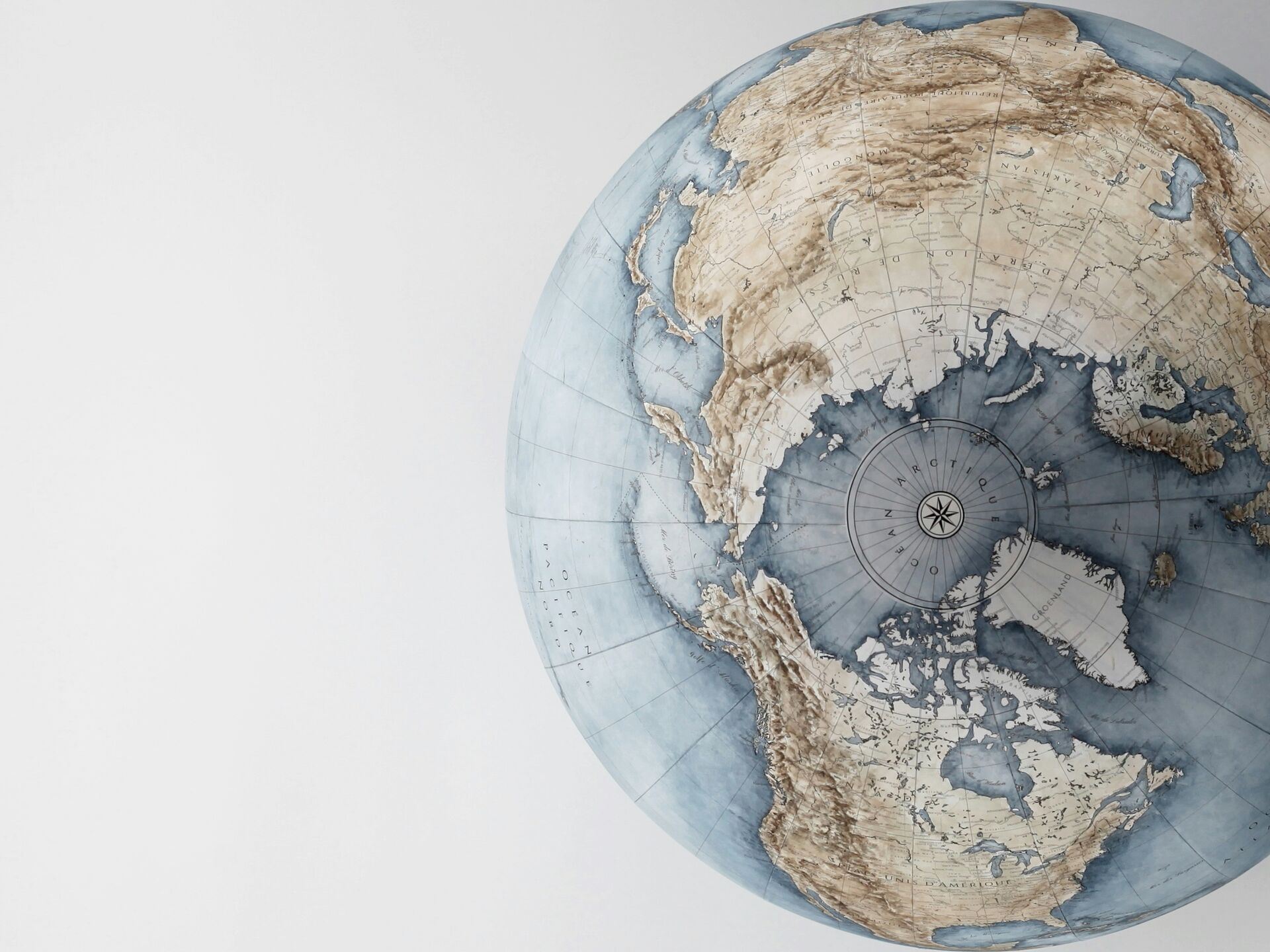 Detailreiche Abbildung eines Globus mit Blick auf die Nordhalbkugel und das Polargebiet.
