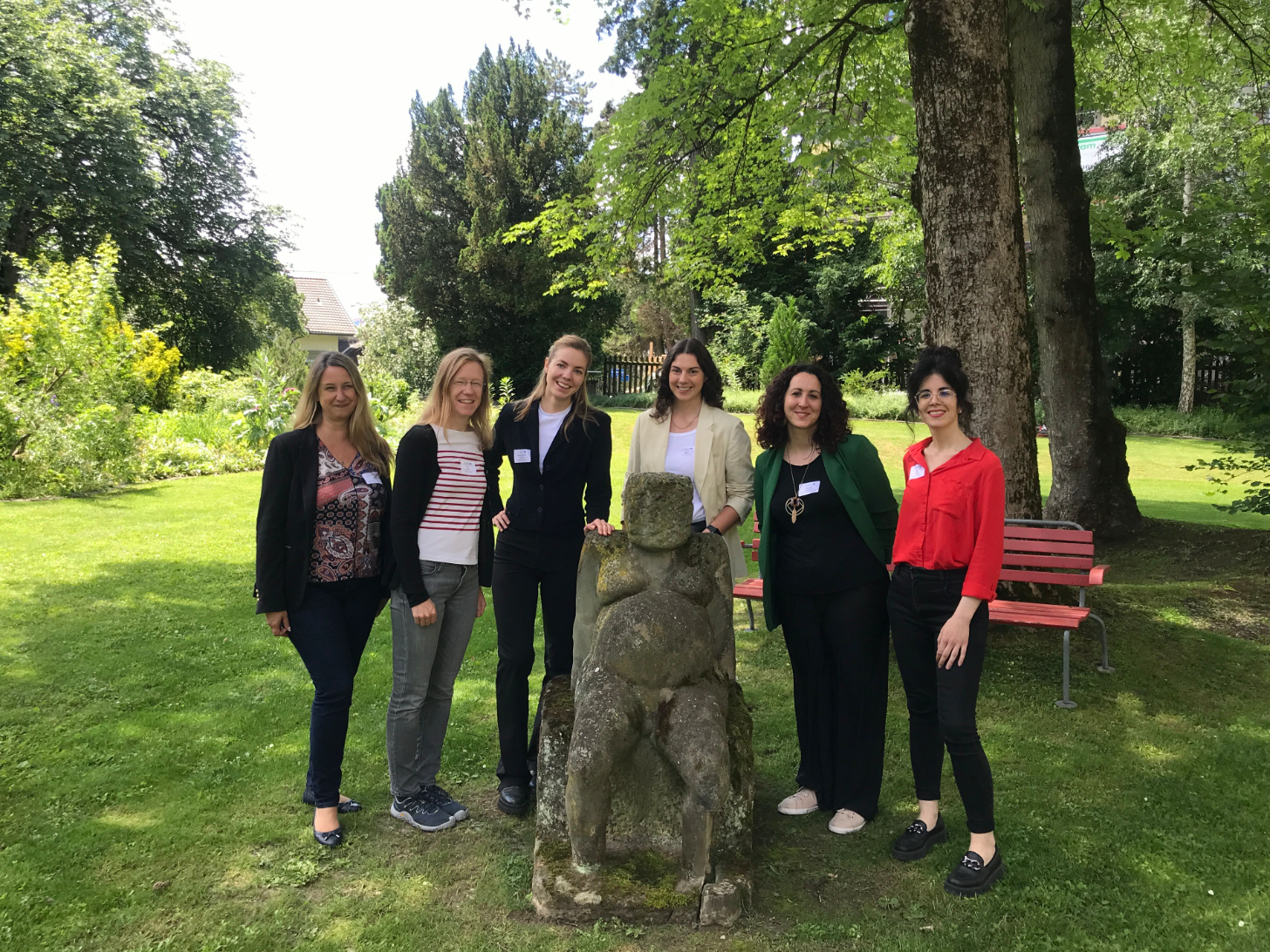 Mona Algner (3.v.r.) gemeinsam mit Kolleg:innen im Rahmen der G-VERSITY - Achieving Gender Diversity-Konferenz.