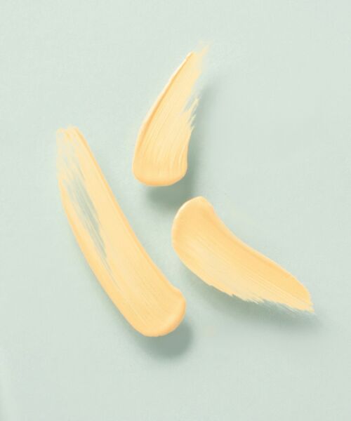 Drei beige Pinselstriche auf hellblauem Hintergrund, minimalistisch arrangiert.