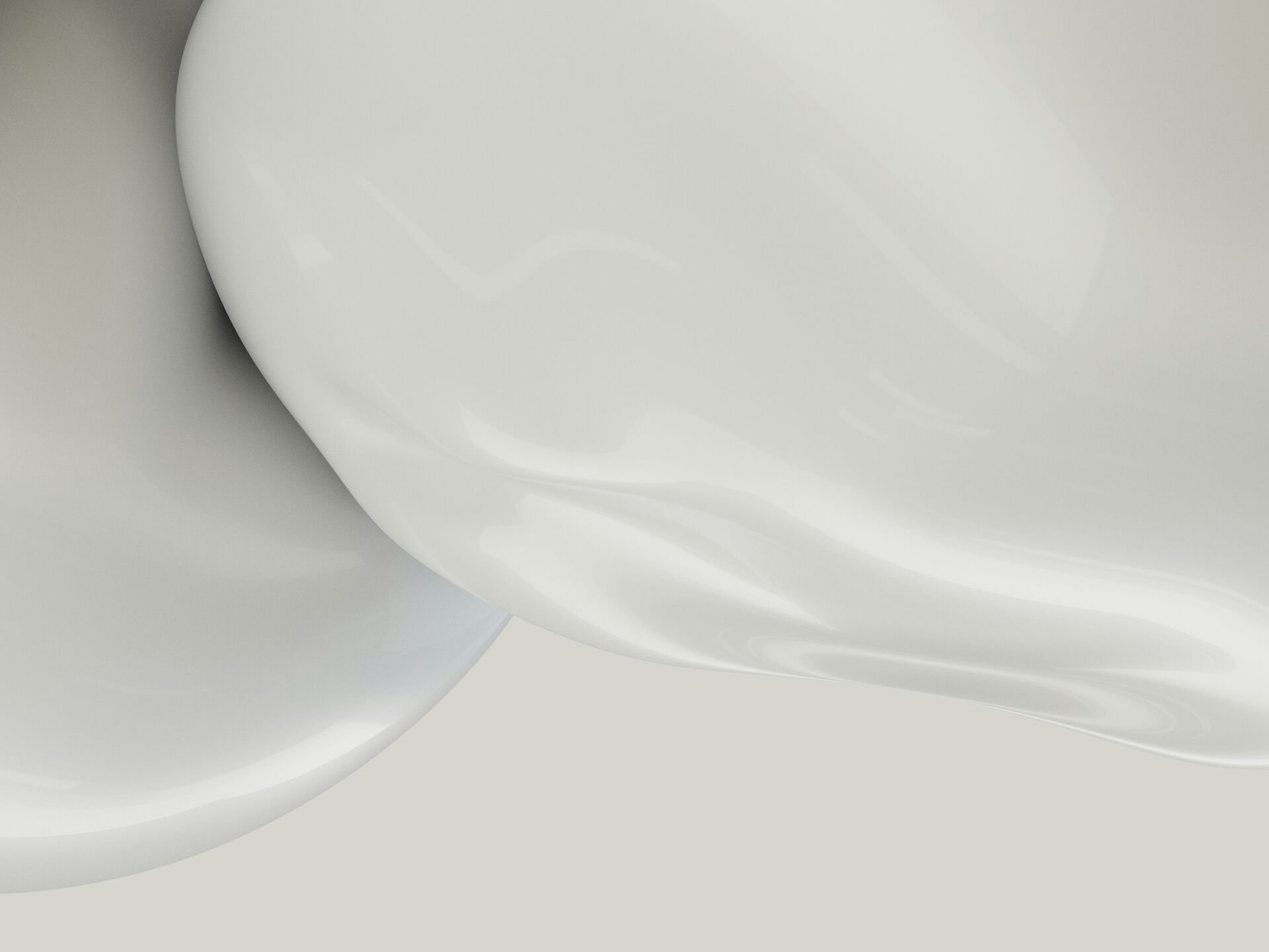 Abstrakte Nahaufnahme einer glänzenden, weißen Oberfläche mit weichen Lichtreflexen.