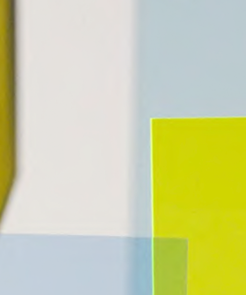 Abstrakte Komposition aus farbigen, halbtransparenten Flächen in Gelb, Blau und Weiß.
