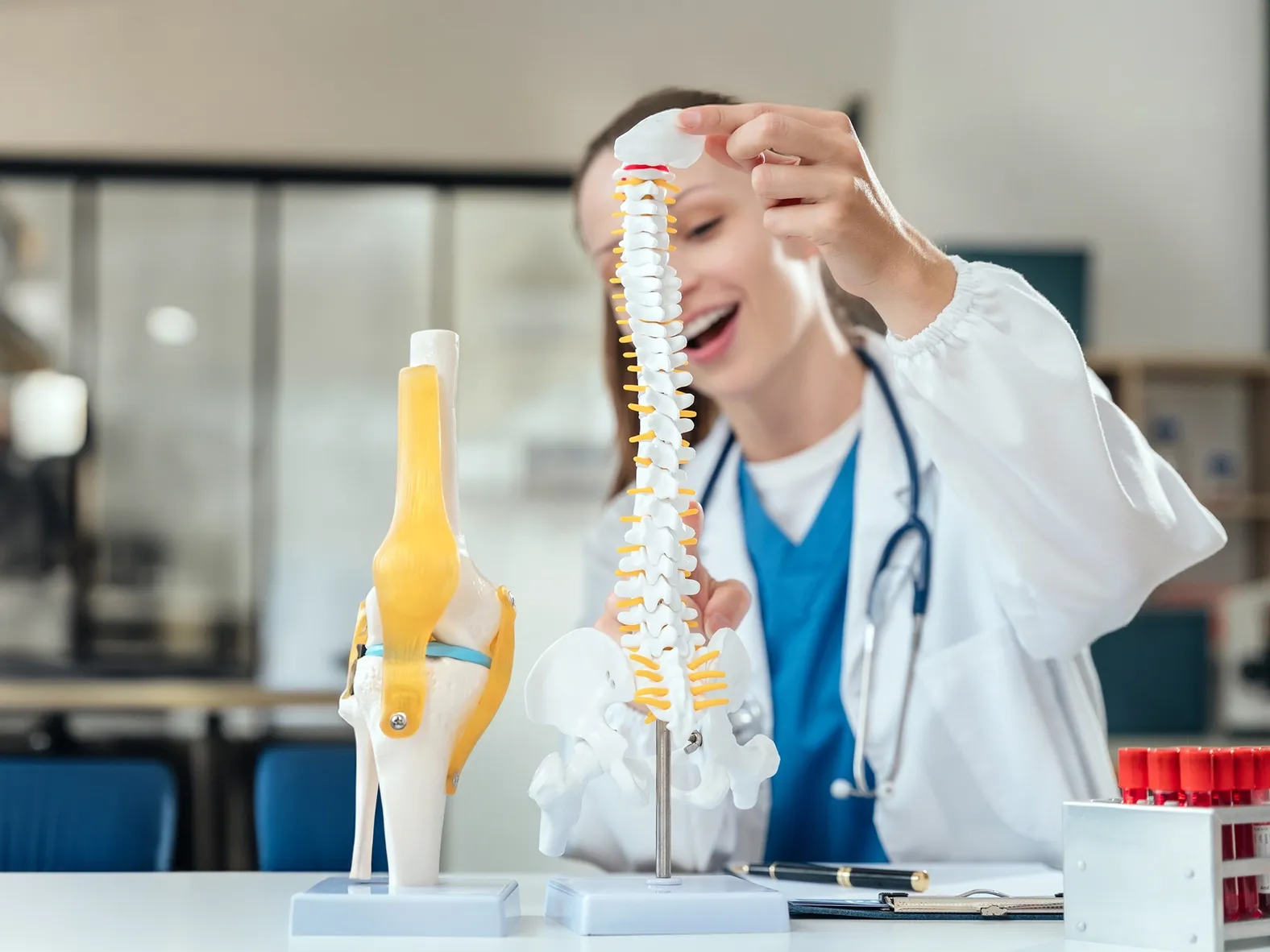 Zwei Personen in weißen Kitteln betrachten aufmerksam ein anatomisches Modell eines menschlichen Herzens in einem transparenten Behälter.