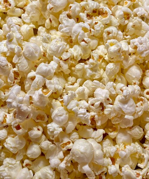 Nahaufnahme von frisch gepopptem, goldgelbem Popcorn.
