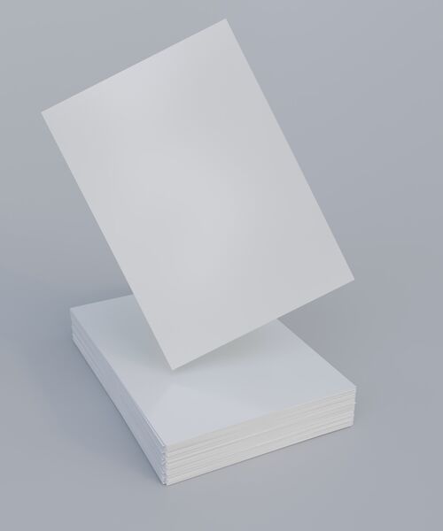 Stapel weißer Papierblätter mit einem angehobenen Blatt auf grauem Hintergrund, Symbol für Ordnung und Dokumentation.