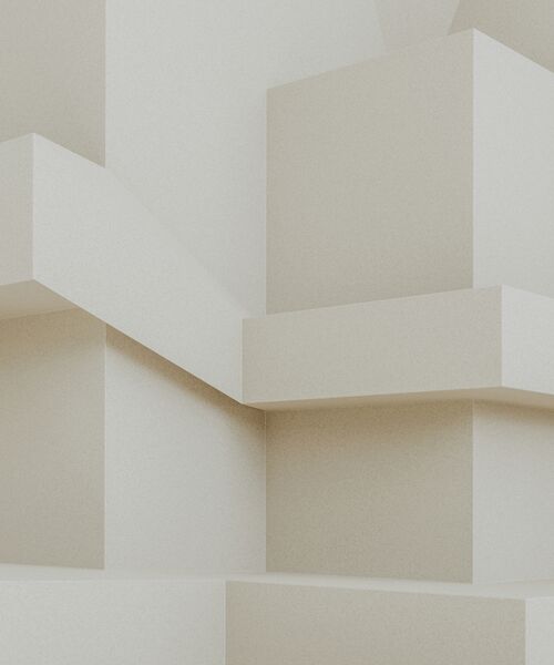 Abstrakte Architektur mit geometrischen Formen in hellen Beigetönen, die Tiefe und Struktur erzeugen.