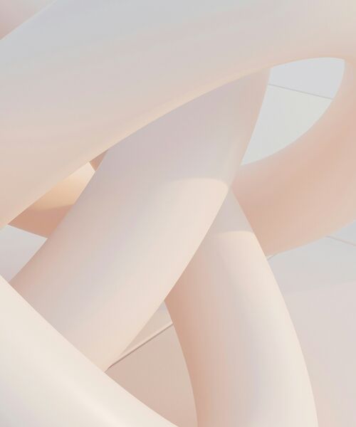 Abstrakte, weich geschwungene Formen in hellen Pastelltönen, die sich ineinander verschlingen.