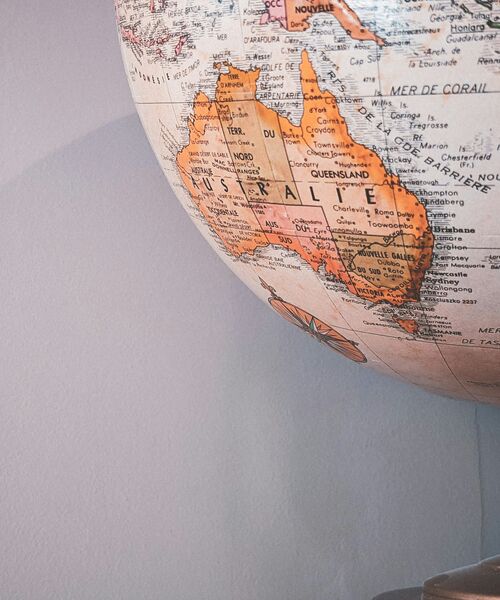 Detailaufnahme eines Globus mit Fokus auf Australien und die umliegenden Meere.