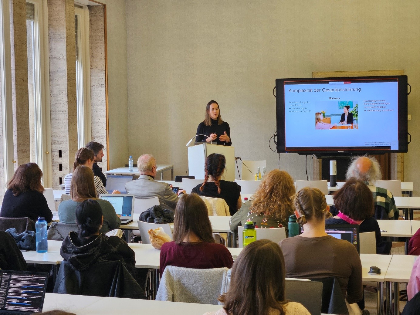 Im Rahmen des MSB-Kolloquiums begrüßte das Team der Rechtspsychologie am 5. Mai 2025 Prof. Dr. Elsa Gewehr (Hochschule Macromedia Berlin, Zentrum für Aussagepsychologie Berlin).